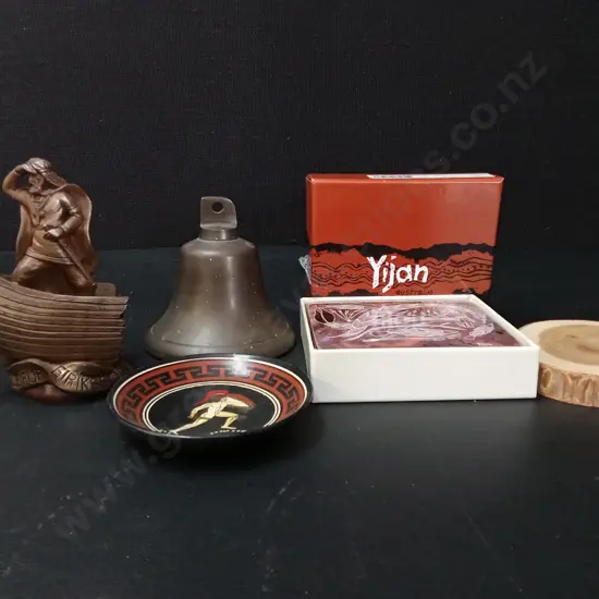 MIX OF DECORATIVE ITEMS