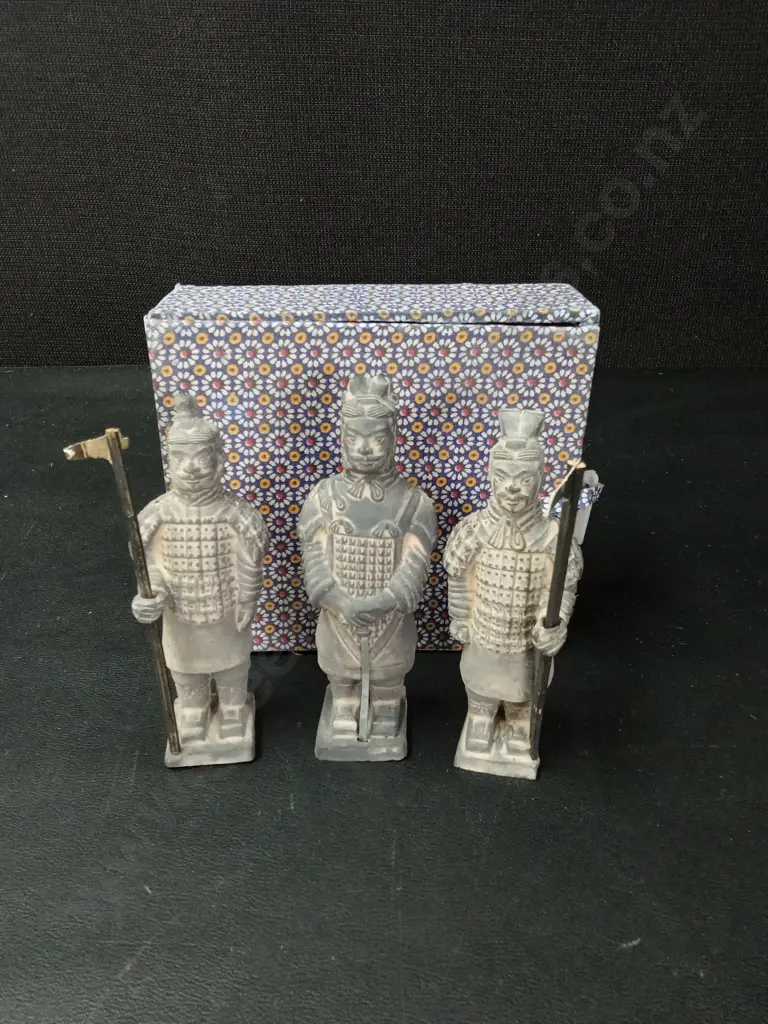 3 VINTAGE CHINESE TERRACOTTA SOLDIER STATUES IN BOX TALLEST H11CM Image 1++