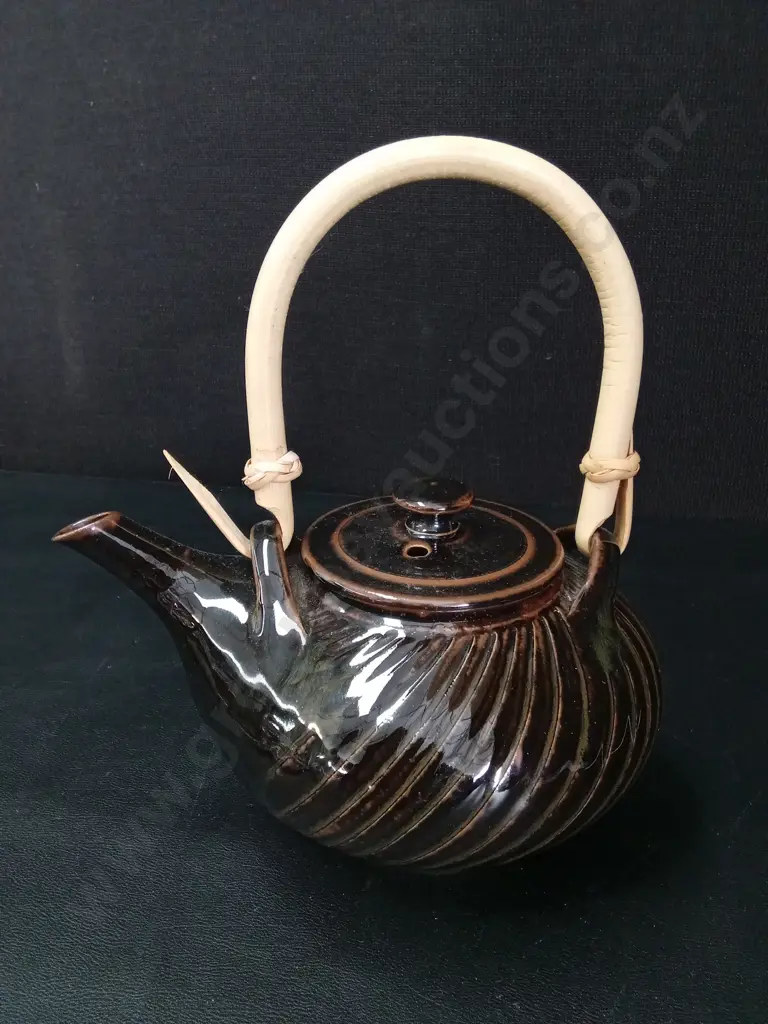 HANDCRAFTED CERAMIC STUDIO POTTERY TEAPOT Image 1++
