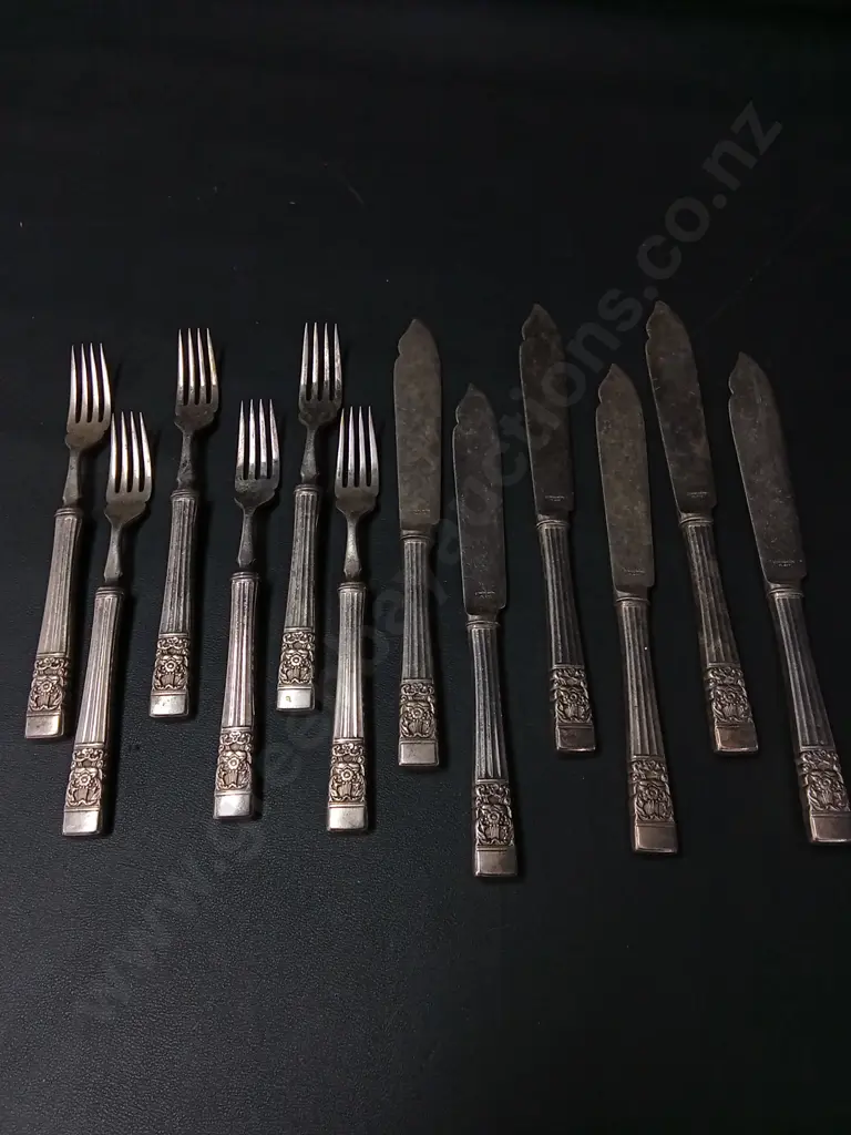 VINTAGE COMMUNITY PLATE CUTLERY Image 1++