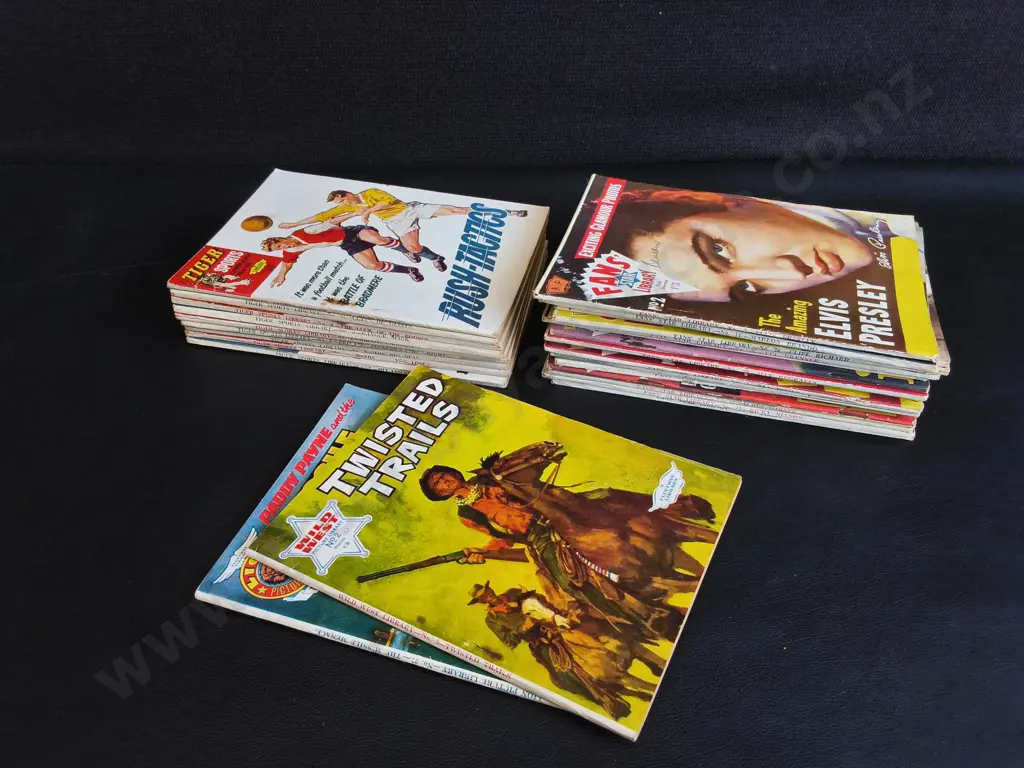 STACK OF VINTAGE BRITISH DIGEST SIZED STORY AND PICTURE LIBRARY BOOKLETS Image 1++