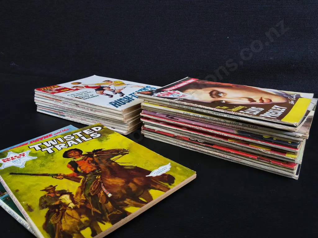 STACK OF VINTAGE BRITISH DIGEST SIZED STORY AND PICTURE LIBRARY BOOKLETS Image 1++