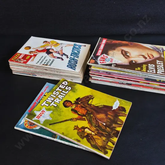 STACK OF VINTAGE BRITISH DIGEST SIZED STORY AND PICTURE LIBRARY BOOKLETS