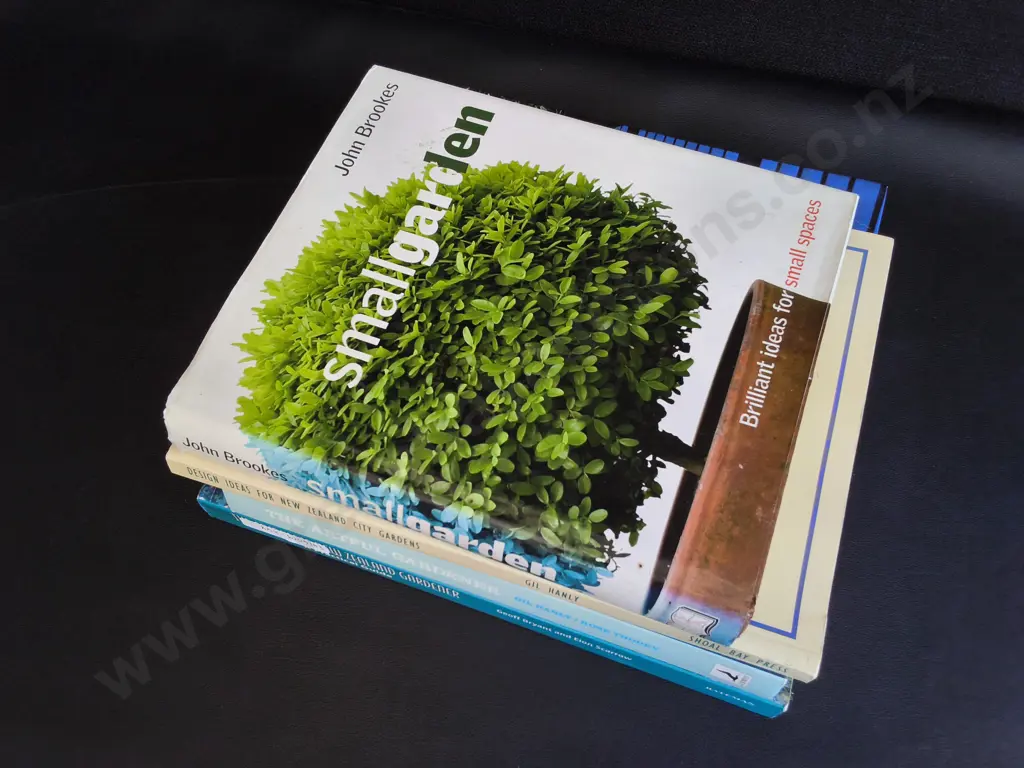 4 BOOKS ON GARDENING/ GARDENS Image 1++