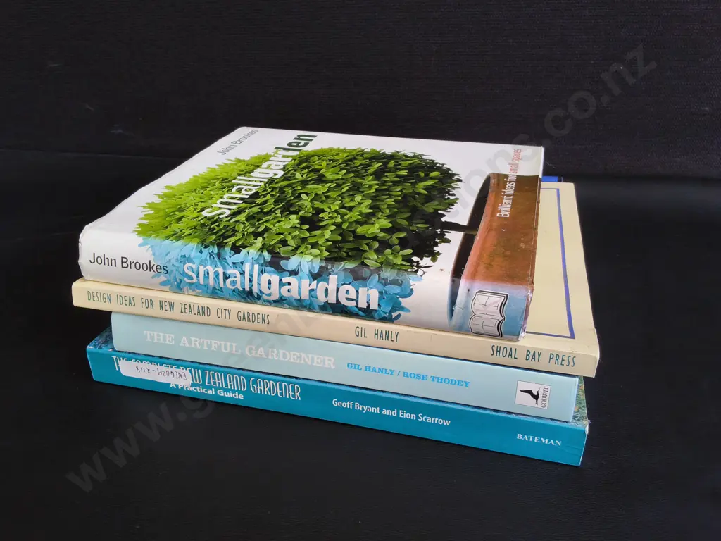 4 BOOKS ON GARDENING/ GARDENS Image 1++
