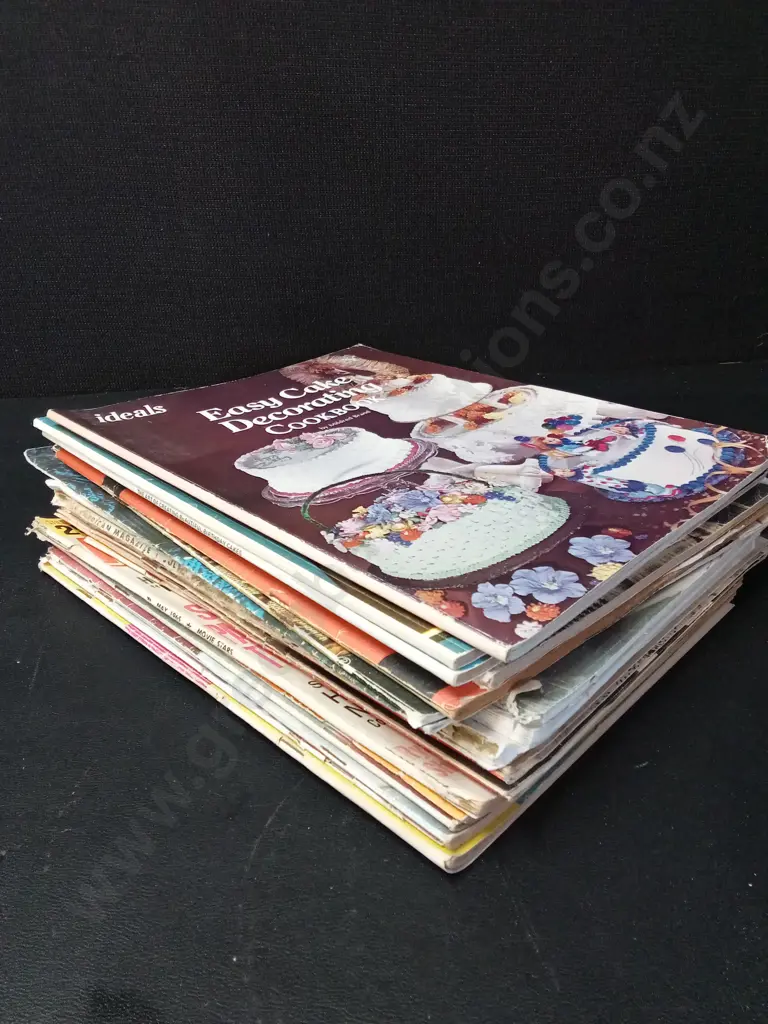 STACK OF VINTAGE MAGAZINES Image 1++