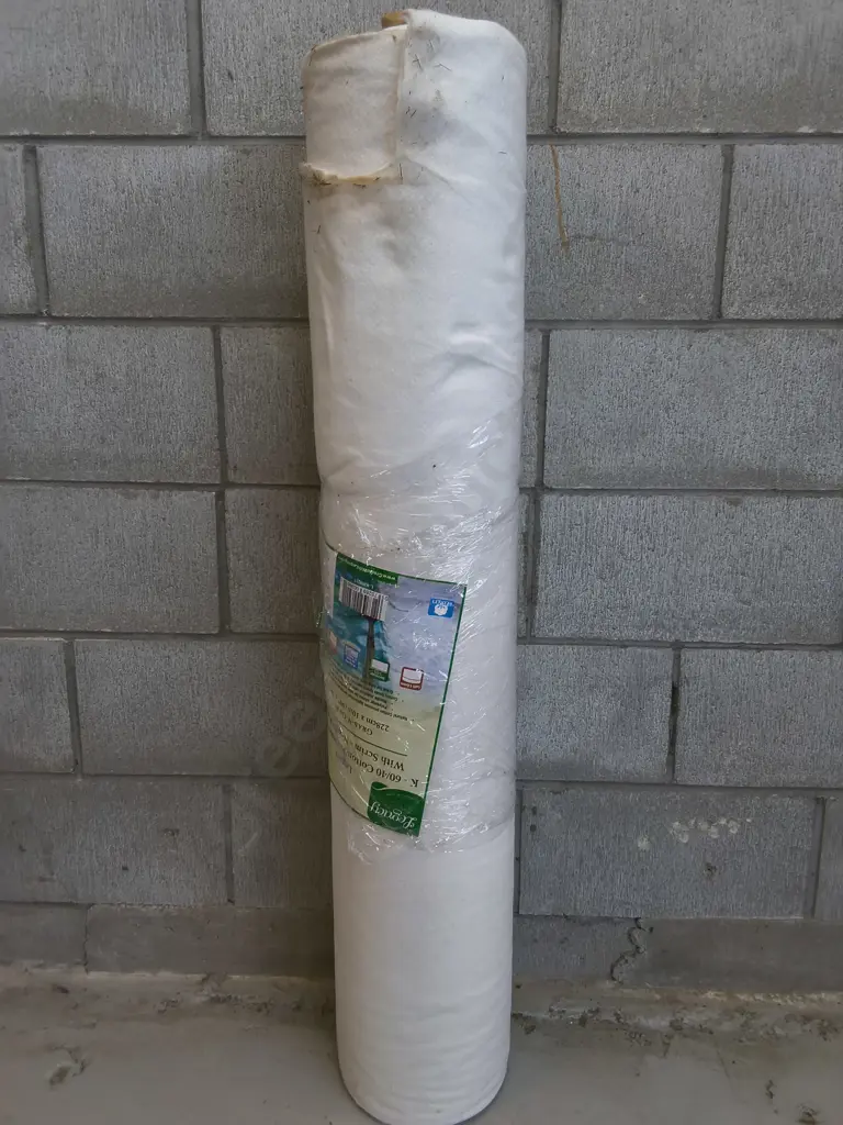 ROLL OF COTTON/ POLYESTER WADDING WITH SCRIM Image 1++