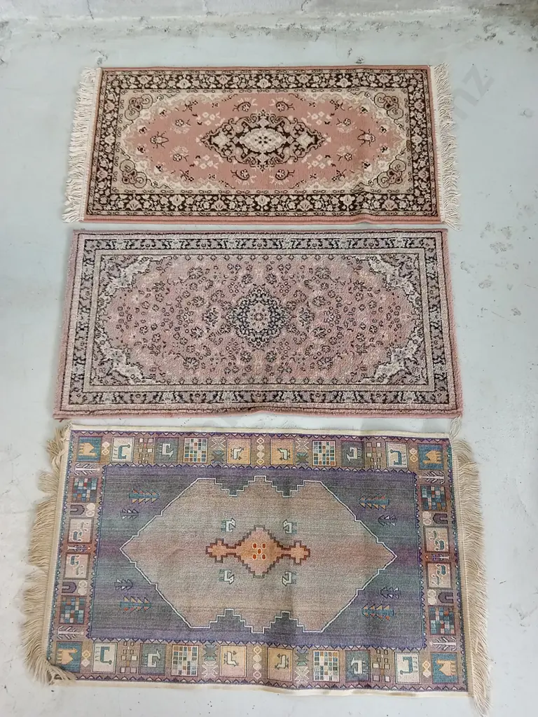3 SMALL RUGS, W 117CM X 60CM, 60CM, 65CM Image 1++