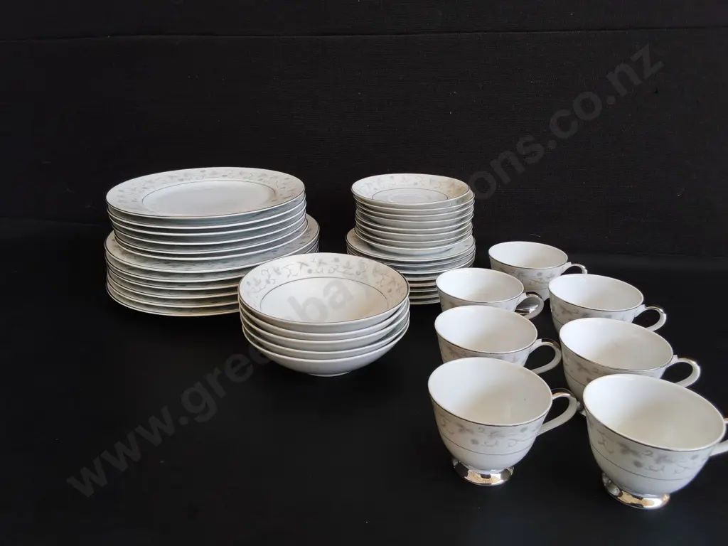 YAMATO FINE CHINA DINNERWARE SET, MADE IN JAPAN, 40 PIECES Image 1++