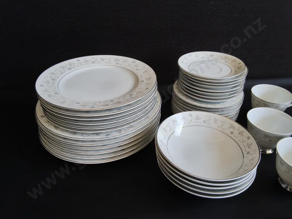 YAMATO FINE CHINA DINNERWARE SET, MADE IN JAPAN, 40 PIECES Image 1++