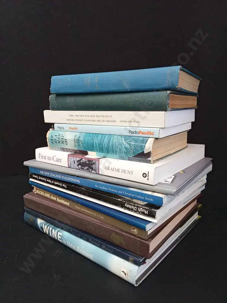 16 VINTAGE NEW ZEALAND BOOKS Image 1++