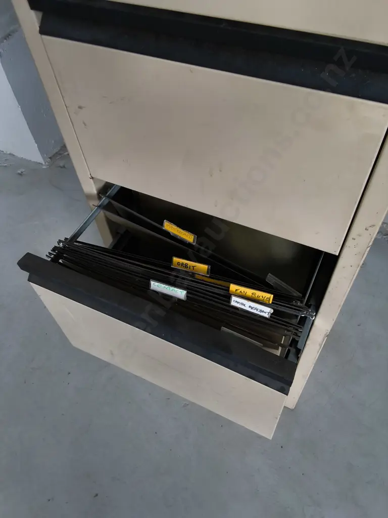 VINTAGE STEEL FILING CABINET, H 1.31 M X W 39 CM X D 65 CM Image 1++