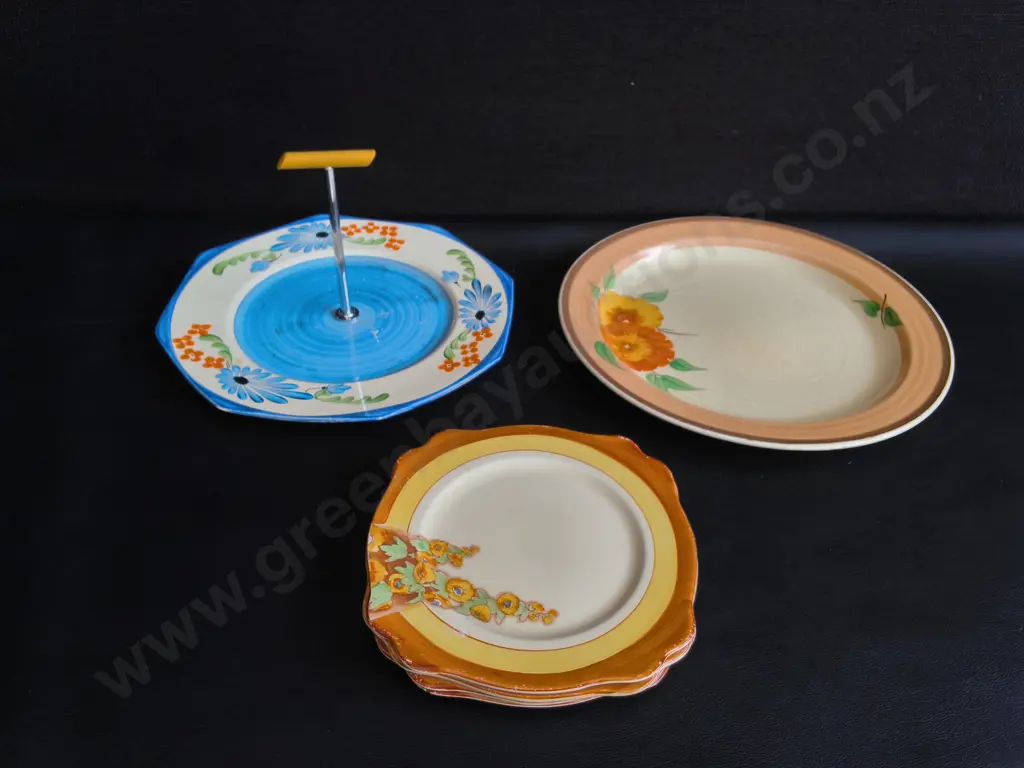 VINTAGE CLARICE CLIFF ART DECO CERAMIC DISHES, PARASOL CAKE STAND, DINNER PLATE, AND 4 SUNSHINE SIDE PLATES Image 1++