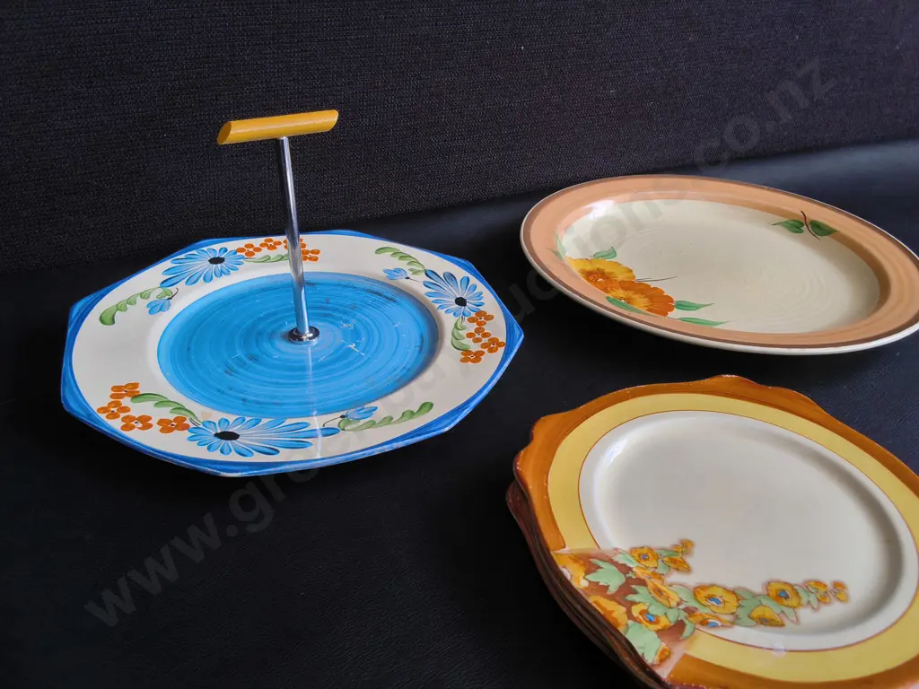VINTAGE CLARICE CLIFF ART DECO CERAMIC DISHES, PARASOL CAKE STAND, DINNER PLATE, AND 4 SUNSHINE SIDE PLATES Image 1++