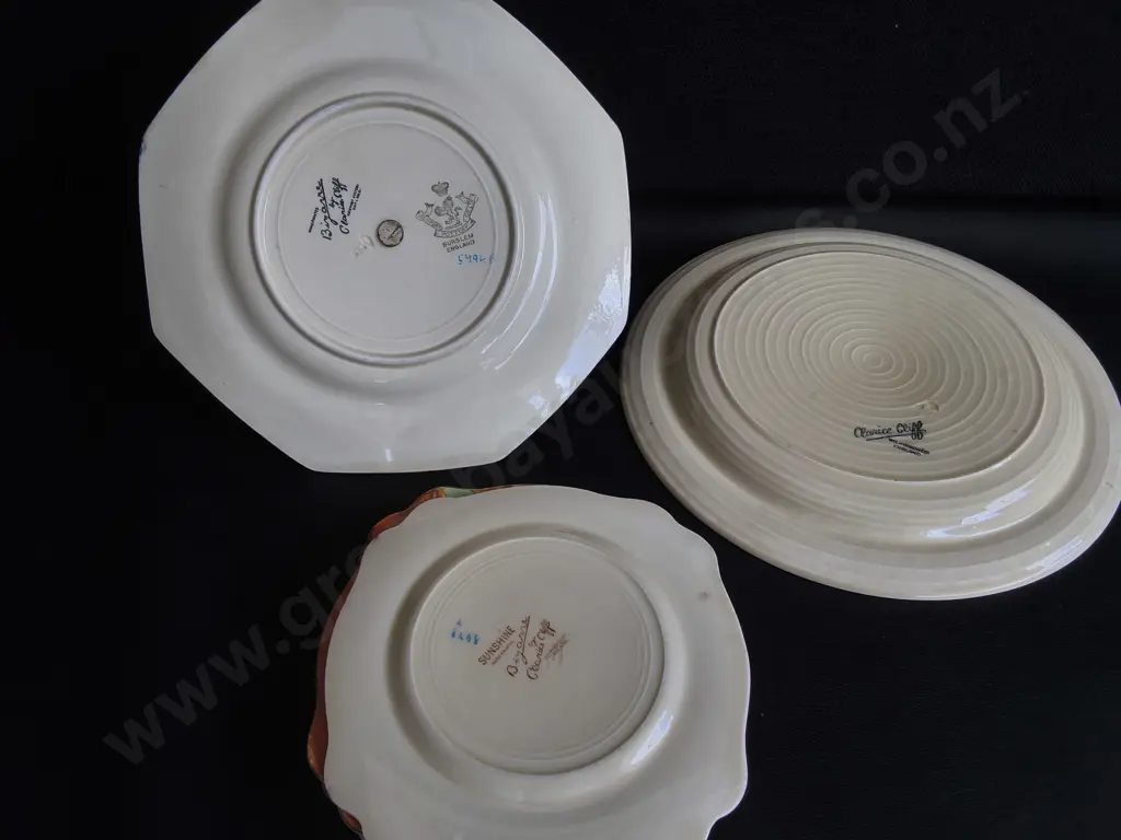 VINTAGE CLARICE CLIFF ART DECO CERAMIC DISHES, PARASOL CAKE STAND, DINNER PLATE, AND 4 SUNSHINE SIDE PLATES Image 1++