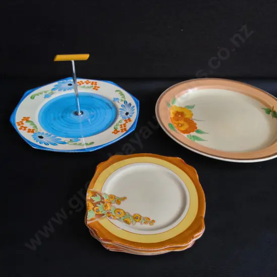 VINTAGE CLARICE CLIFF ART DECO CERAMIC DISHES, PARASOL CAKE STAND, DINNER PLATE, AND 4 SUNSHINE SIDE PLATES