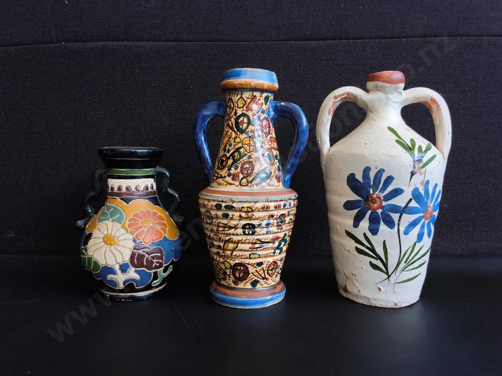 3 VINTAGE HAND PAINTED CERAMIC VASES, HANDLED, TALLEST H 24 CM Image 1++