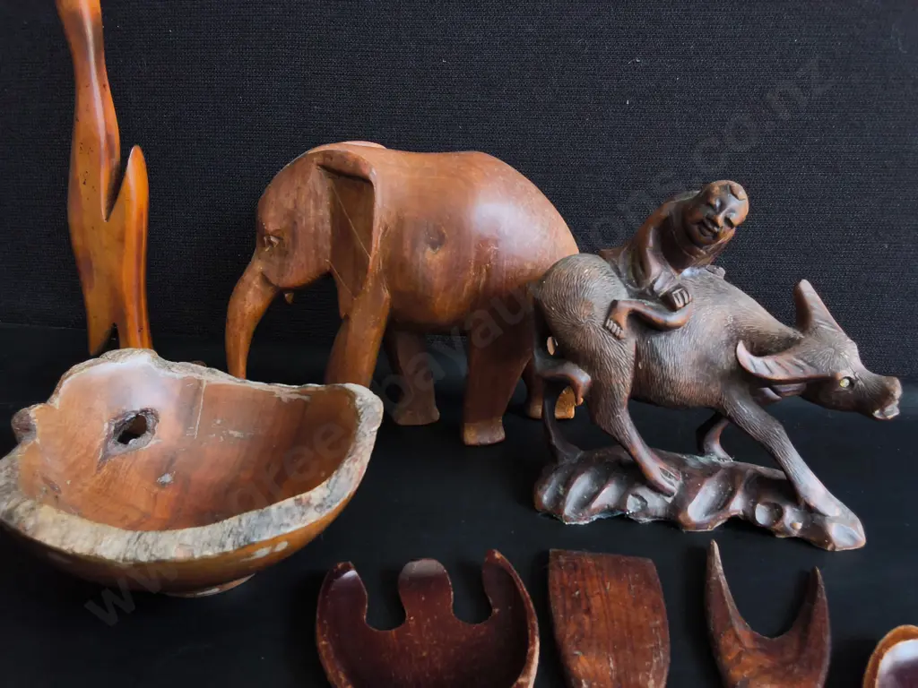 COLLECTION OF HAND CARVED WOODEN ITEMS, 8 PIECES, TALLEST H 32 CM Image 1++