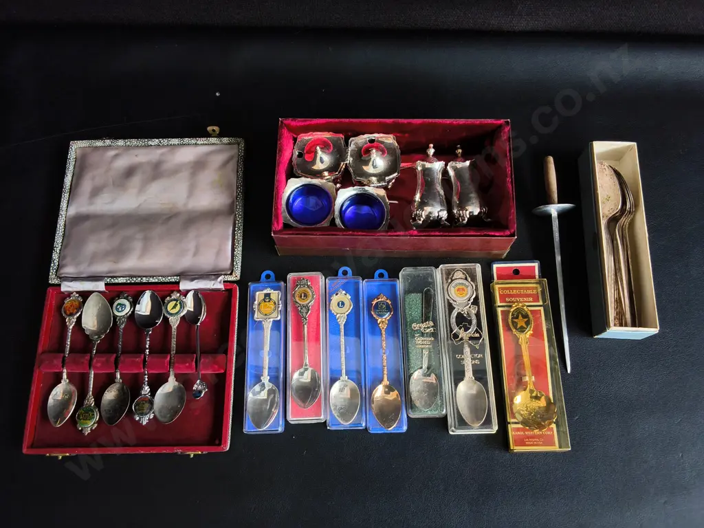 COLLECTION OF VINTAGE SOUVENIR SPOONS AND TABLEWARE Image 1++