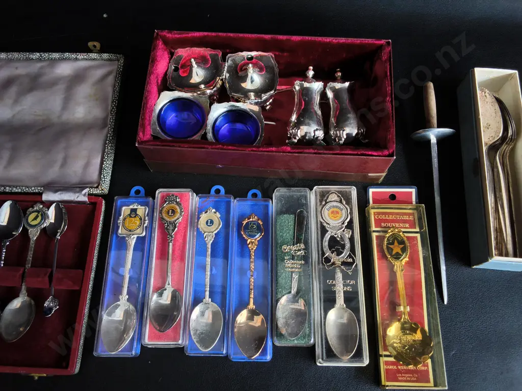 COLLECTION OF VINTAGE SOUVENIR SPOONS AND TABLEWARE Image 1++