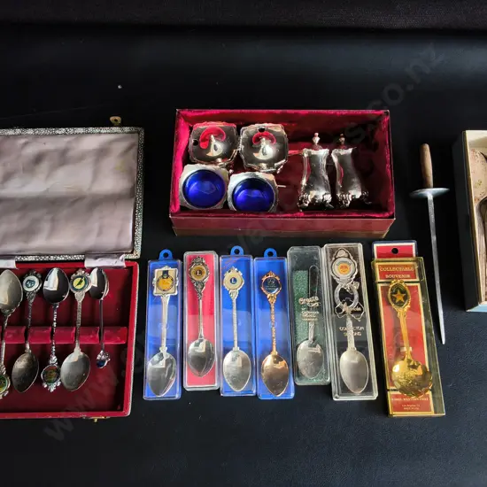 COLLECTION OF VINTAGE SOUVENIR SPOONS AND TABLEWARE