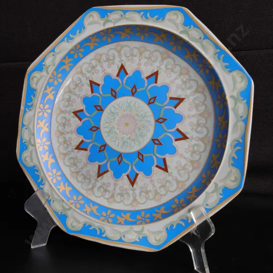 VINTAGE CHINESE IMARI STYLE "TAOUS" PEACOCK PLATE, PORCELAIN, WITH PLATE STAND, DIA 34 CM