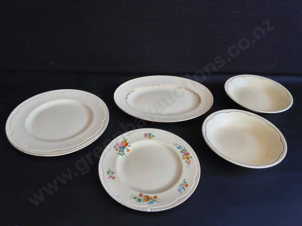 MIX OF VINTAGE CLARICE CLIFF NEWPORT POTTERY DINNERWARE, 6 PIECES, WIDEST W 30 CM Image 1++