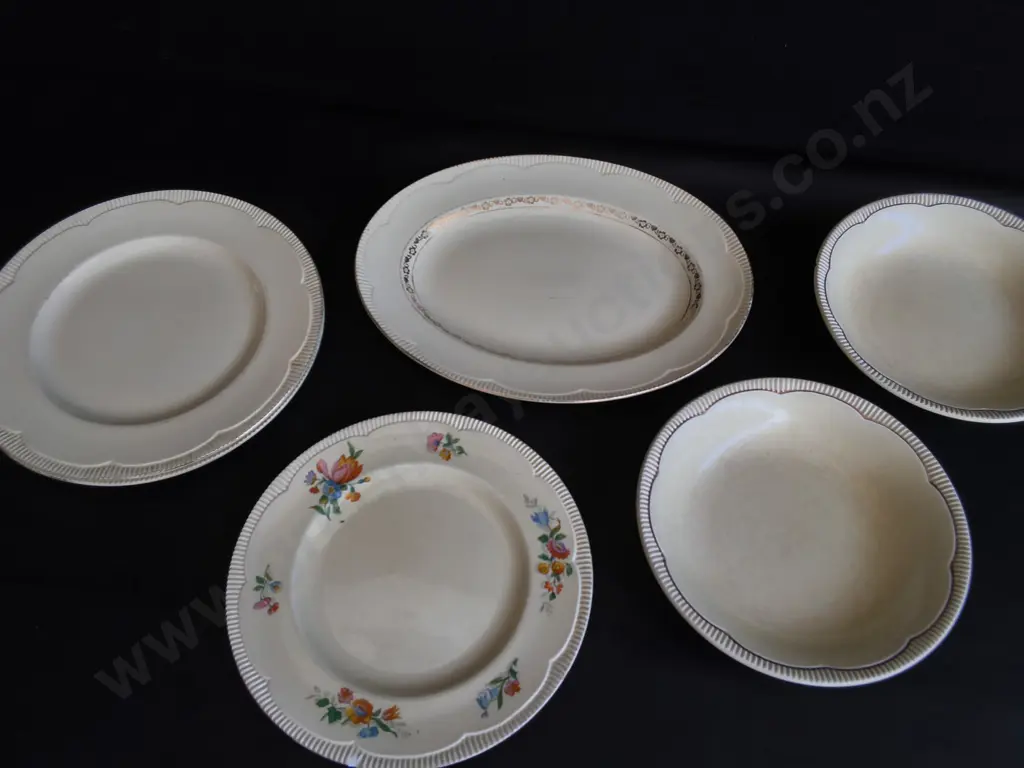 MIX OF VINTAGE CLARICE CLIFF NEWPORT POTTERY DINNERWARE, 6 PIECES, WIDEST W 30 CM Image 1++