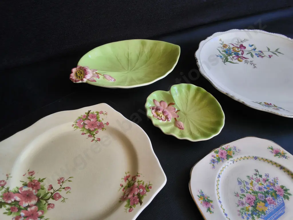MIX OF VINTAGE PLATES AND SERVING DISHES, 5 PIECES, WIDES DIA 31 CM Image 1++