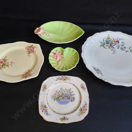 MIX OF VINTAGE PLATES AND SERVING DISHES, 5 PIECES, WIDES DIA 31 CM