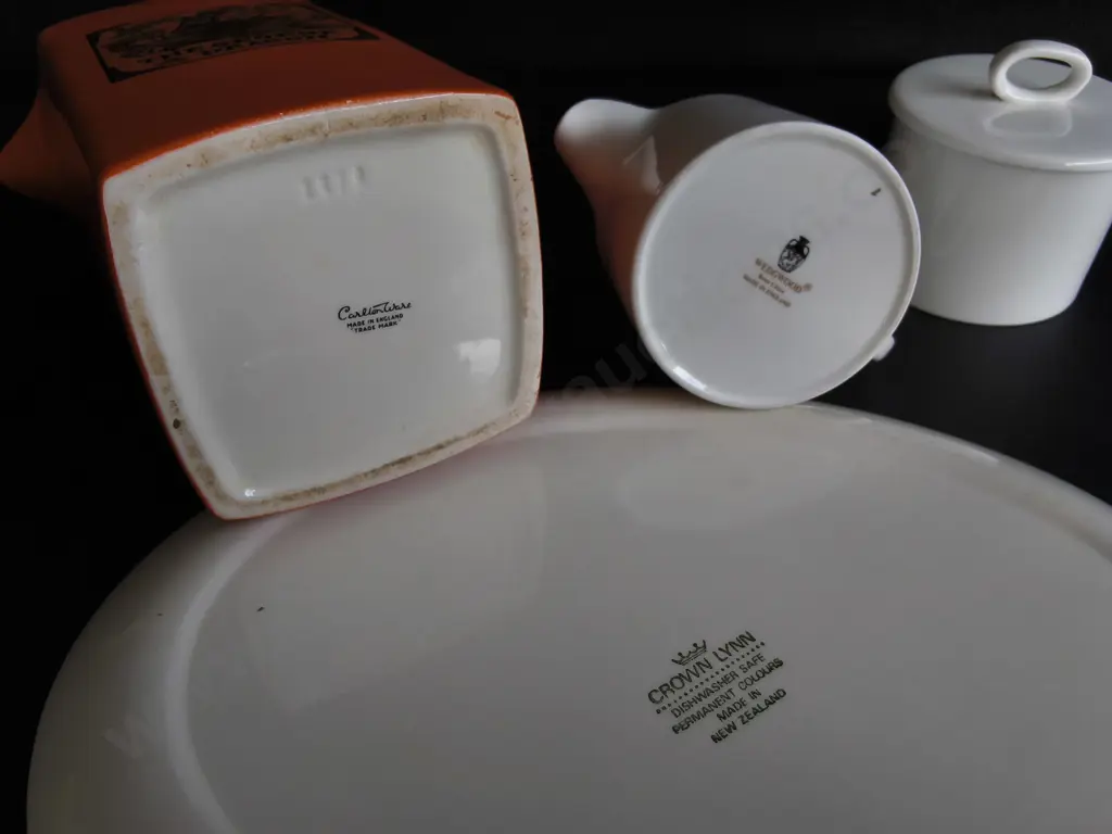 VINTAGE CERAMICS, CROWN LYNN, CARLTON WARE AND WEDGWOOD, 4 PIECES, TALLEST H 18 CM Image 1++