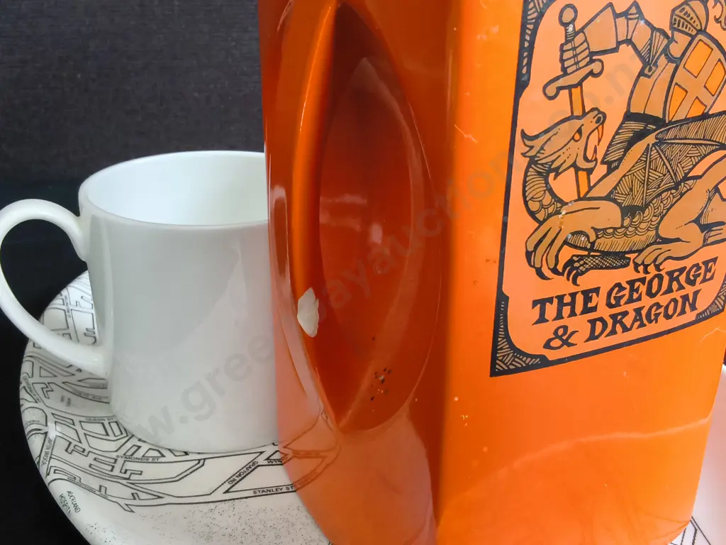 VINTAGE CERAMICS, CROWN LYNN, CARLTON WARE AND WEDGWOOD, 4 PIECES, TALLEST H 18 CM Image 1++