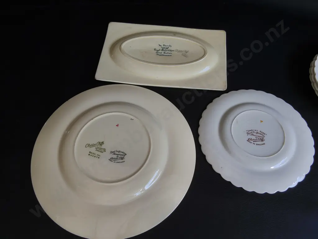 VINTAGE CLARICE CLIFF CERAMIC PLATES, 1930S ART DECO, INCLUDING SET OF 4 SIDE PLATES, WIDEST DIA 23 CM Image 1++