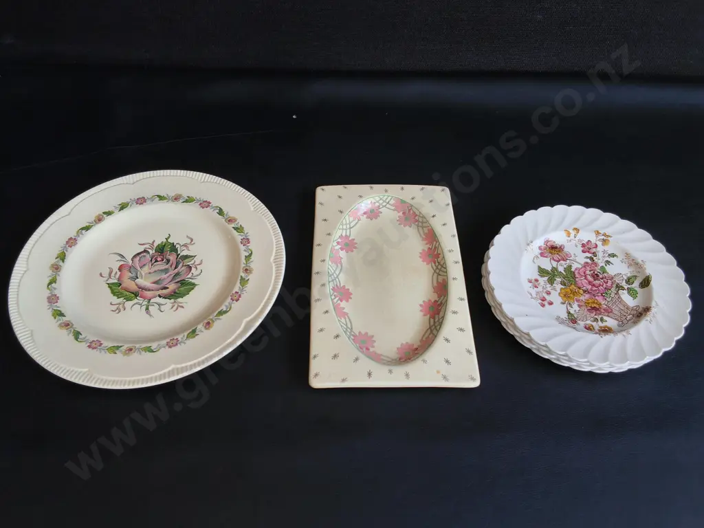 VINTAGE CLARICE CLIFF CERAMIC PLATES, 1930S ART DECO, INCLUDING SET OF 4 SIDE PLATES, WIDEST DIA 23 CM Image 1++
