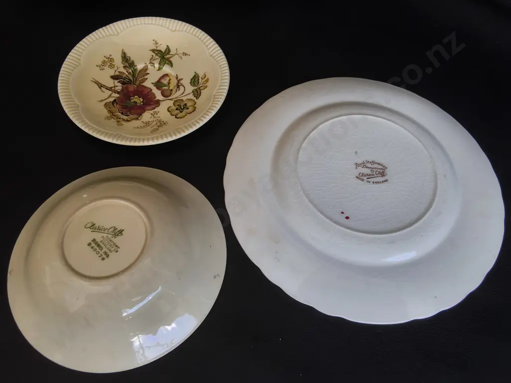 MIX OF VINTAGE CLARICE CLIFF POTTERY TABLEWARE, 6 PIECES, WIDEST DIA 23 CM Image 1++