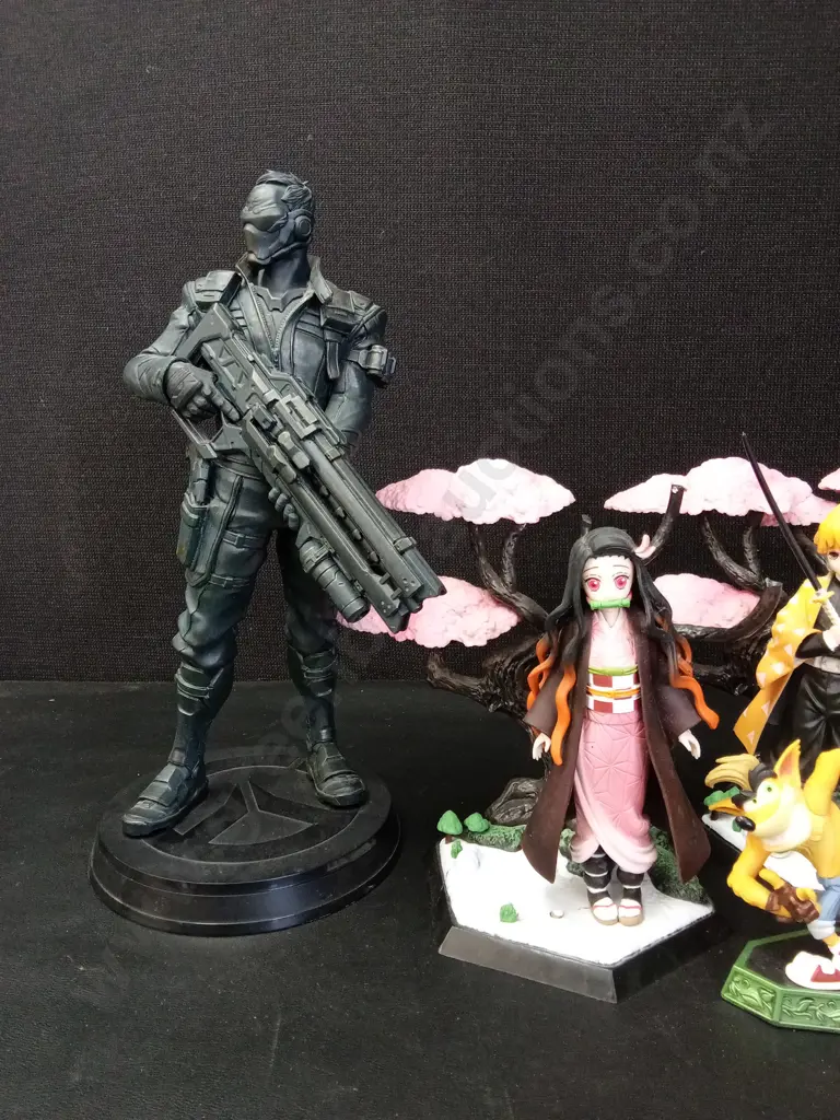 ASSORTED FIGURINES TALLEST H31CM Image 1++