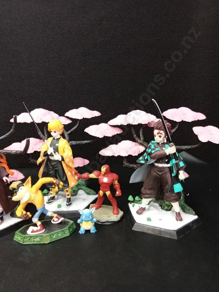 ASSORTED FIGURINES TALLEST H31CM Image 1++