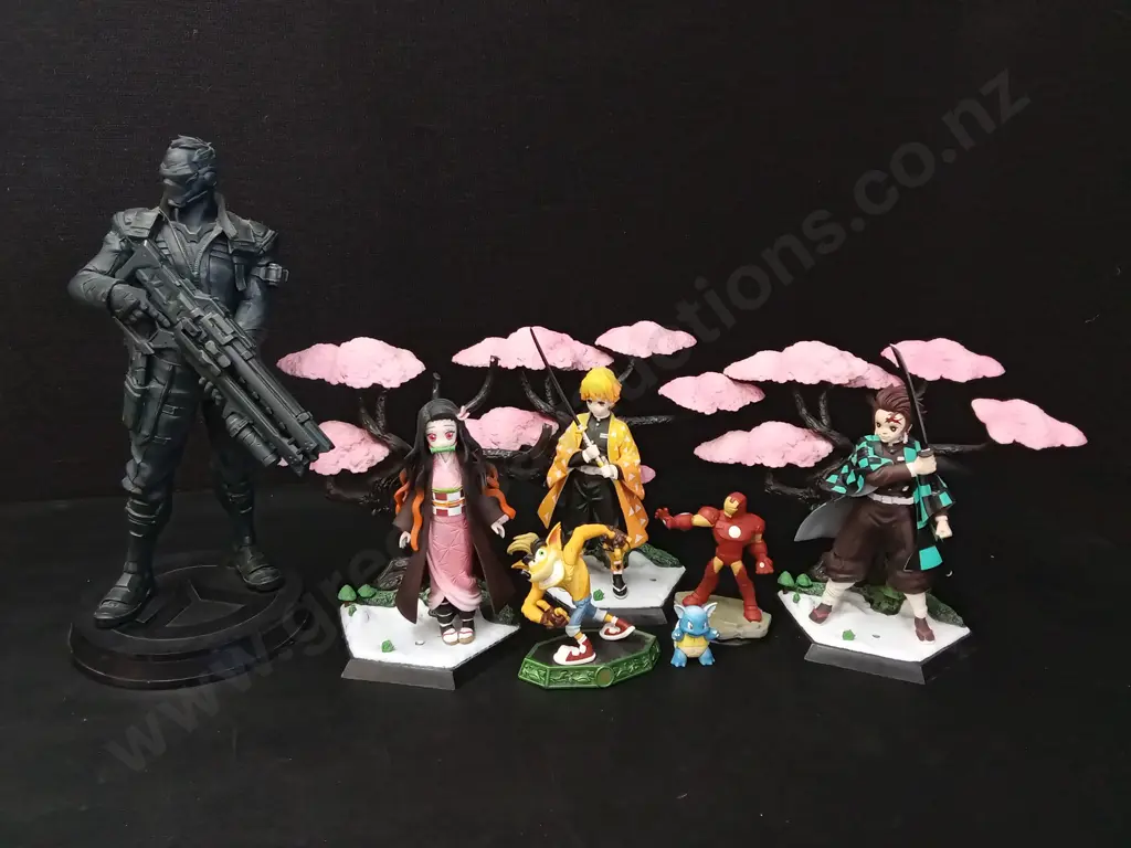 ASSORTED FIGURINES TALLEST H31CM Image 1++