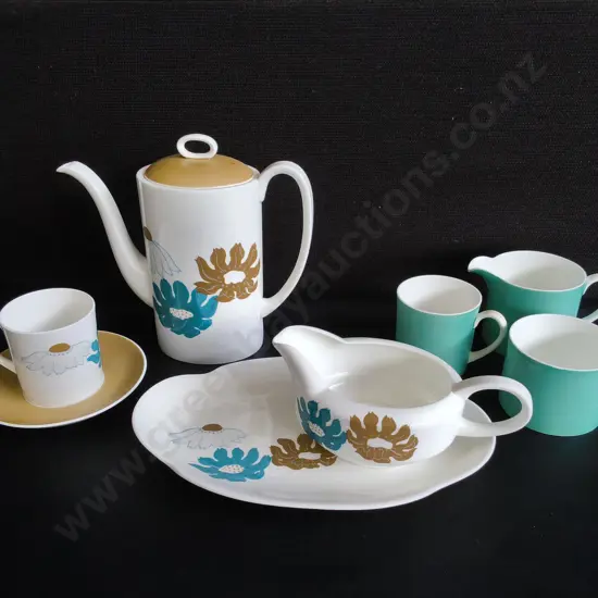 VINTAGE WEDGWOOD SUSIE COOPER "FLORIDA" SET, AND SUSIE COOPER "GAY STRIOES JADE" 3 PIECE SET, 8 PIECES, TALLEST H 21 CM