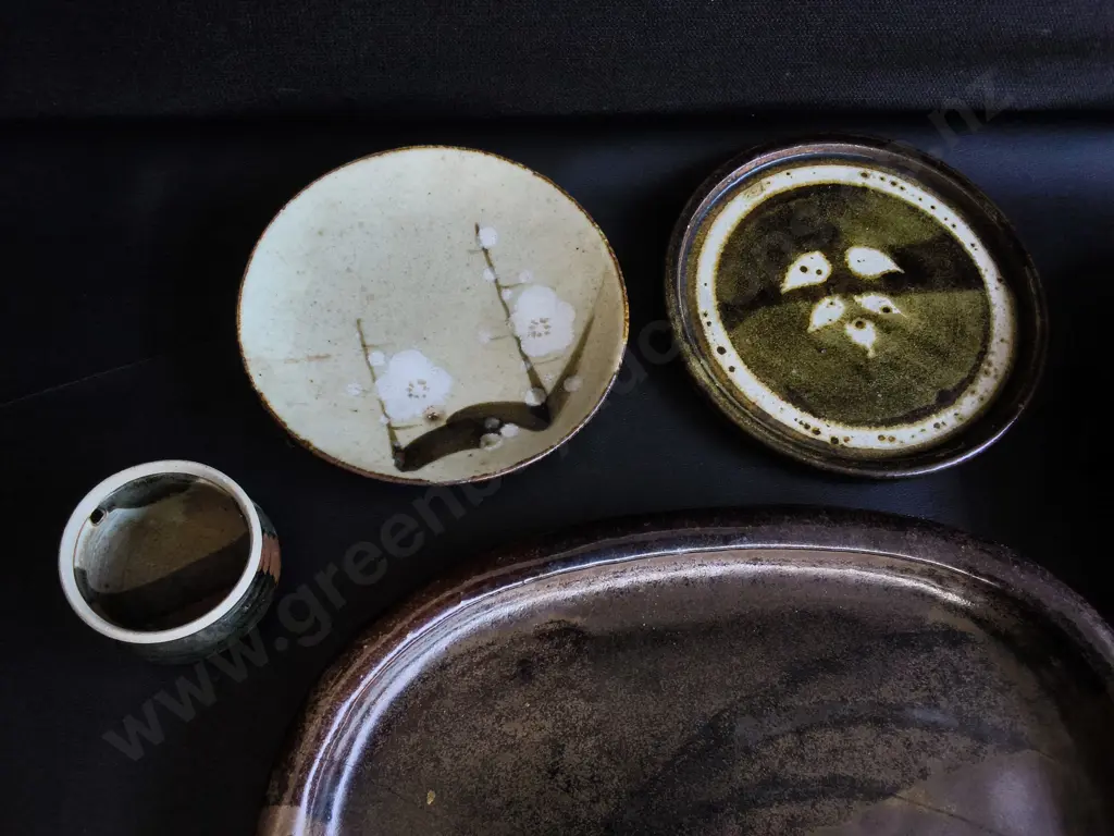 VINTAGE NEW ZEALAND STUDIO POTTERY, PLATES, PLATTER AND BOWL, 5 PIECES, WIDEST W 40 CM Image 1++