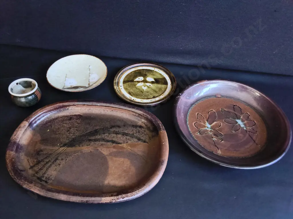 VINTAGE NEW ZEALAND STUDIO POTTERY, PLATES, PLATTER AND BOWL, 5 PIECES, WIDEST W 40 CM Image 1++