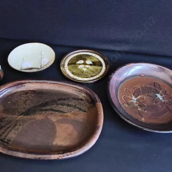 VINTAGE NEW ZEALAND STUDIO POTTERY, PLATES, PLATTER AND BOWL, 5 PIECES, WIDEST W 40 CM