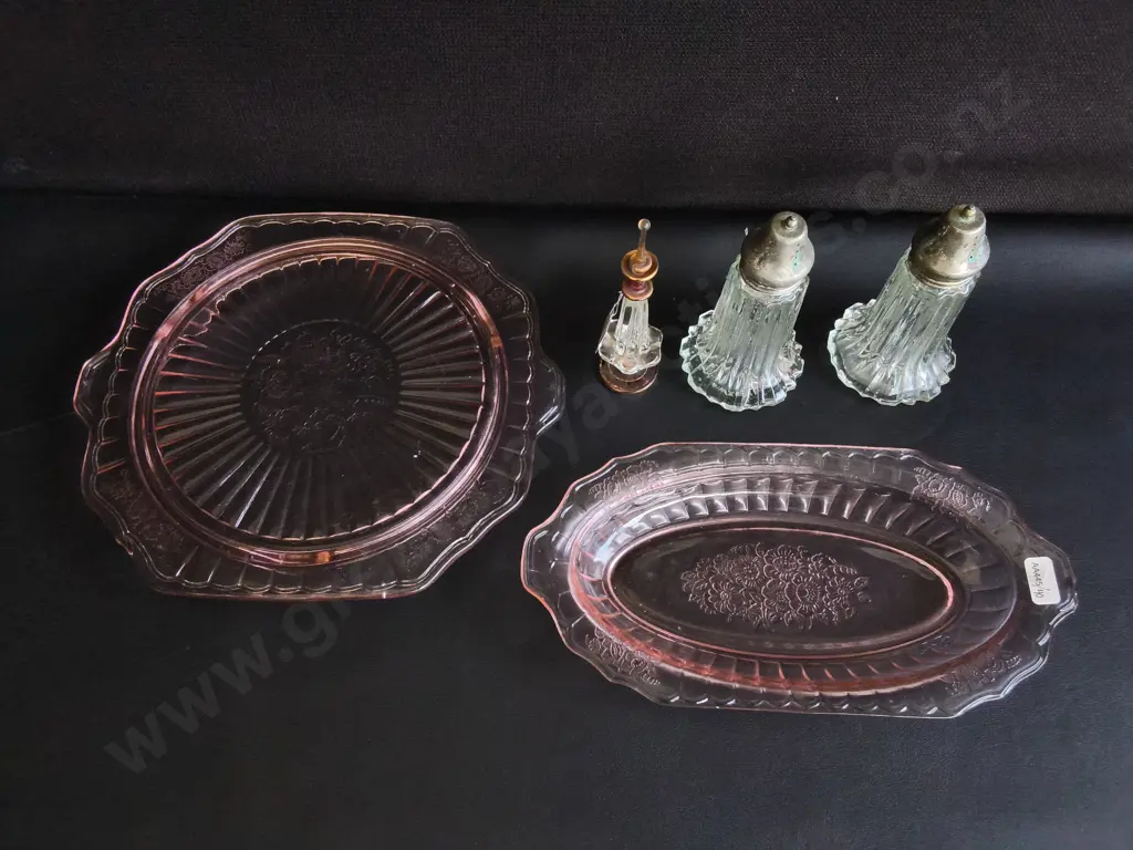 VINTAGE DEPRESSION GLASS, PINK TRAY AND FOOTED PLATE, GLASS SHAKER SETS, AND PERFUME BOTTLE, WIDEST W 28 CM Image 1++