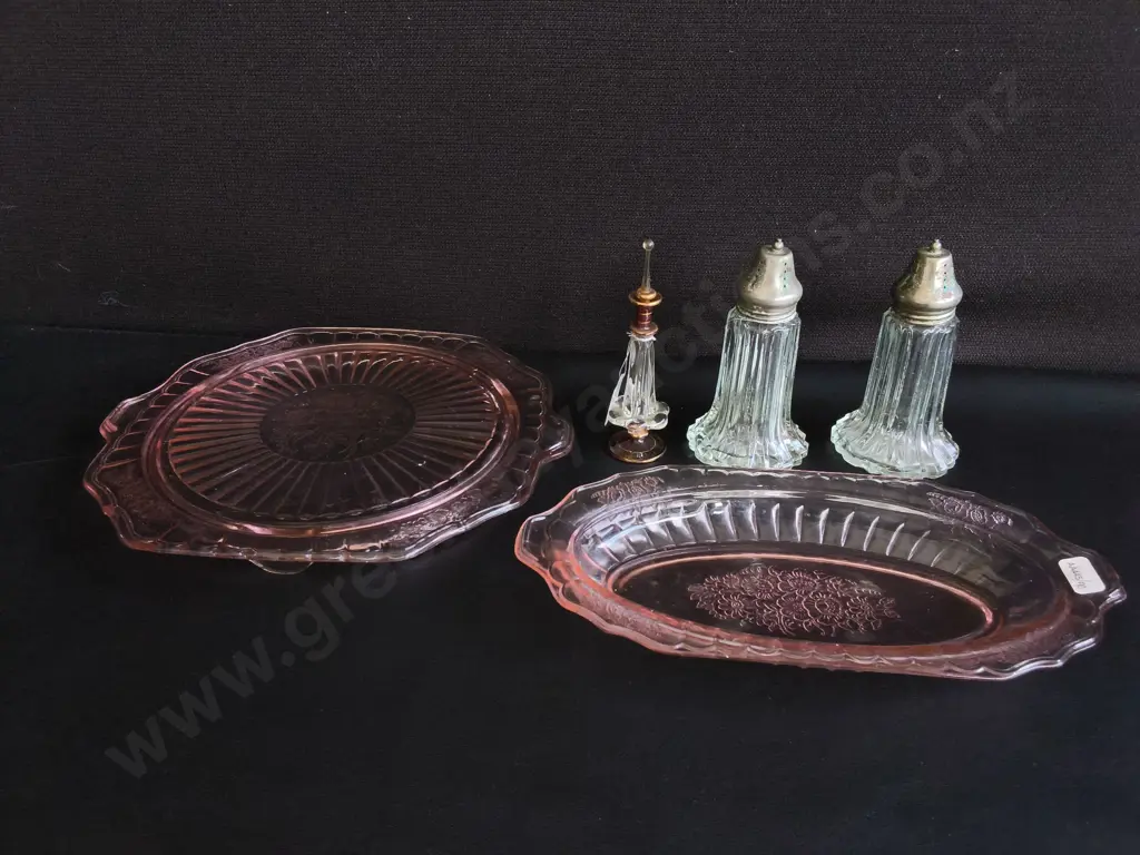 VINTAGE DEPRESSION GLASS, PINK TRAY AND FOOTED PLATE, GLASS SHAKER SETS, AND PERFUME BOTTLE, WIDEST W 28 CM Image 1++