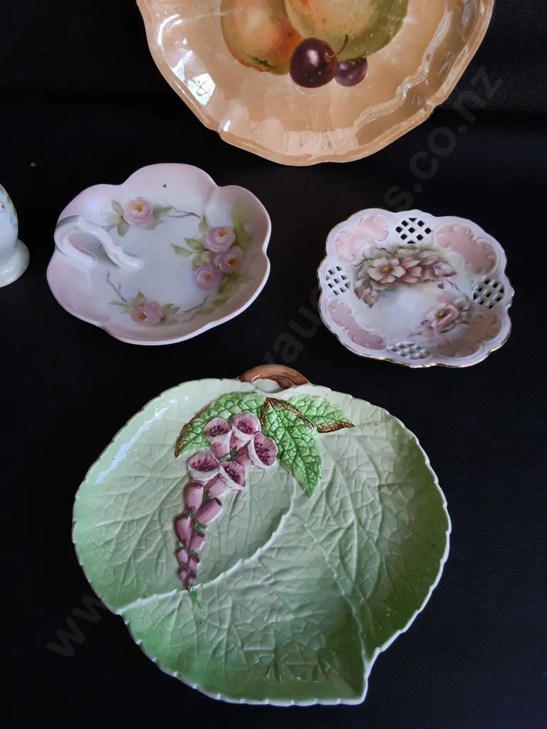 5 PIECES VINTAGE PORCELAIN DISHES AND MINIATURE VASE, TALLEST H 14 CM Image 1++