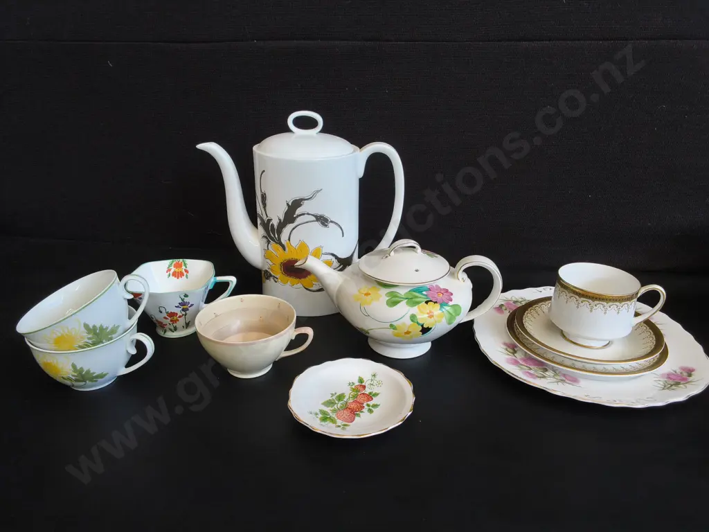 MIX OF VINTAGE CERAMIC TABLEWARE PIECES, 11 PIECES, TALLEST H 24 CM Image 1++