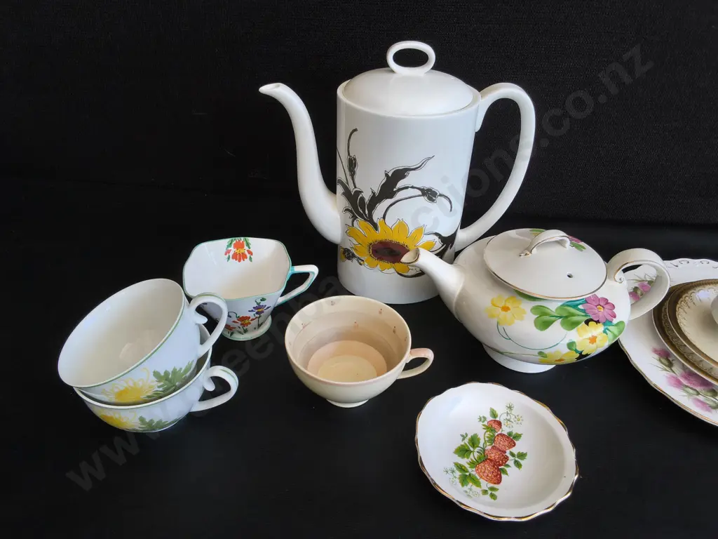 MIX OF VINTAGE CERAMIC TABLEWARE PIECES, 11 PIECES, TALLEST H 24 CM Image 1++