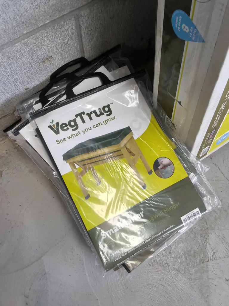 BRAND NEW WALL HUGGER, SELF WATERING KIT, AND 10 SMALL LINERS Image 1++