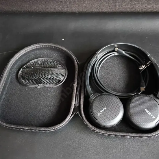 SONY HEADPHONES WITH PROTECTIVE CASE