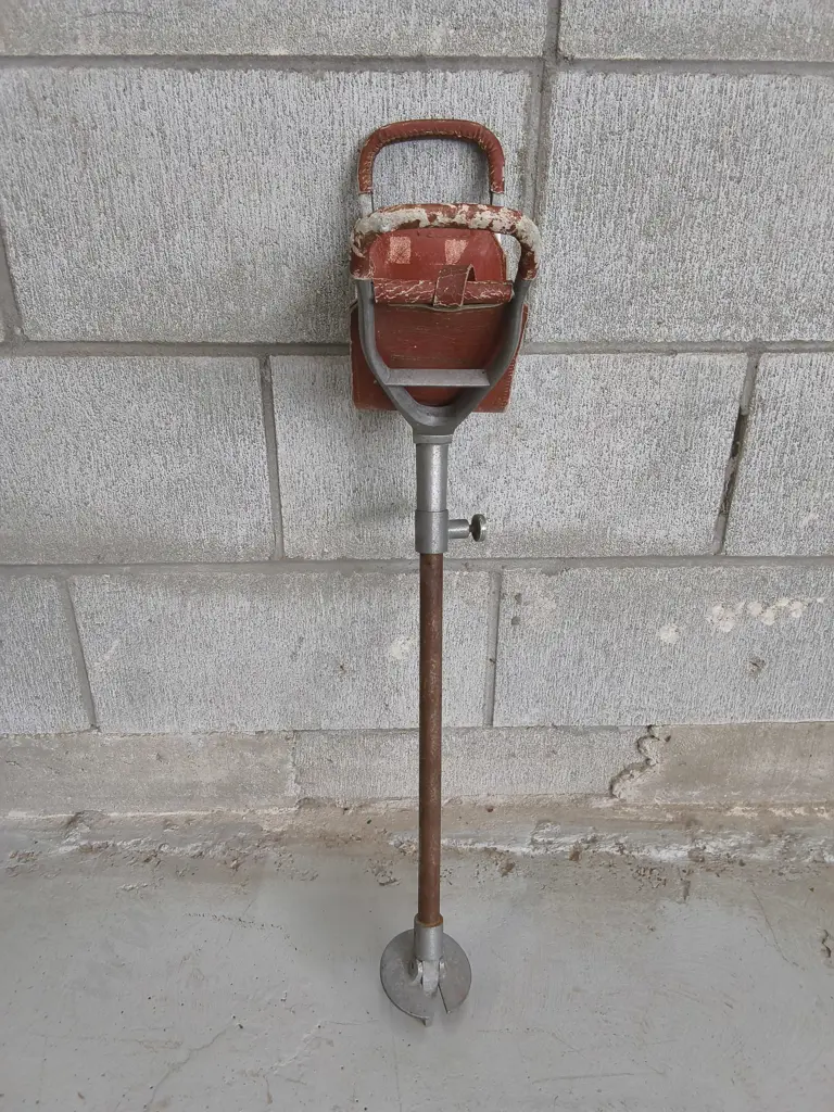 VINTAGE LEATHER SHOOTING STICK SEAT, TELESCOPIC Image 1++